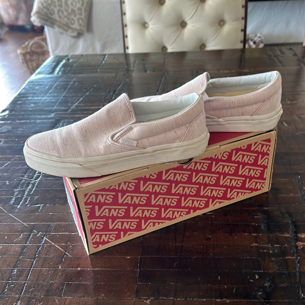 Womens classic Slip-on Vans in great condition. Speckle jersey pink.